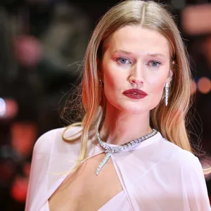 Toni Garrn auf dem Teppich zur Eröffnung der Berlinale 2025