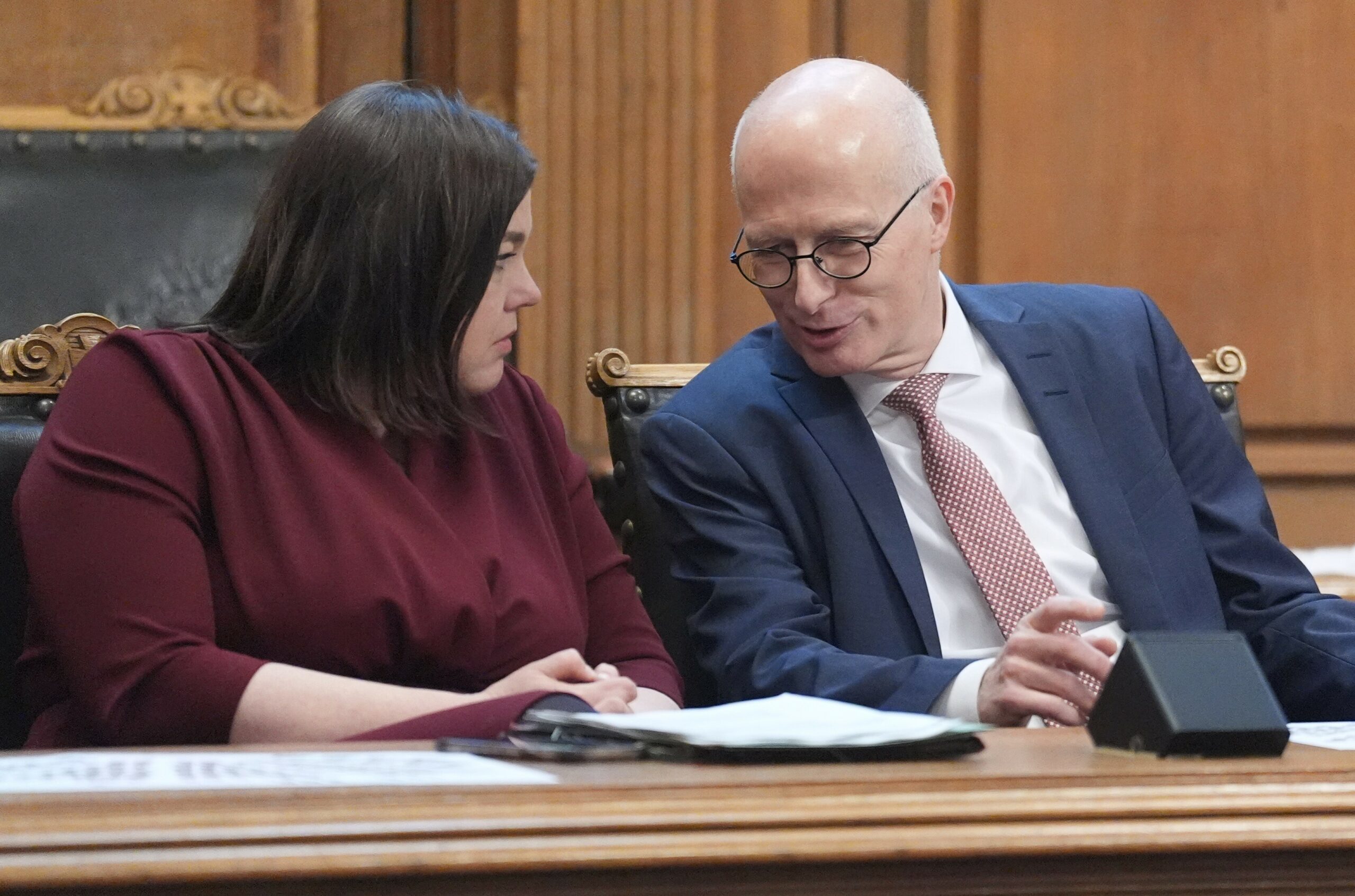 Peter Tschentscher (r, SPD), Erster Bürgermeister von Hamburg, unterhält sich mit Katharina Fegebank (Bündnis 90/Die Grünen), Spitzenkandidatin zur Bürgerschaftswahl und Zweite Bürgermeisterin und Senatorin für Wissenschaft, Forschung und Gleichstellung, im Plenum im Rathaus