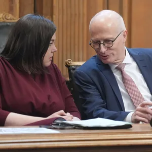 Peter Tschentscher (r, SPD), Erster Bürgermeister von Hamburg, unterhält sich mit Katharina Fegebank (Bündnis 90/Die Grünen), Spitzenkandidatin zur Bürgerschaftswahl und Zweite Bürgermeisterin und Senatorin für Wissenschaft, Forschung und Gleichstellung, im Plenum im Rathaus
