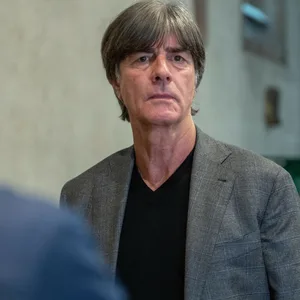 Joachim Löw schaut an der Kamera vorbei.