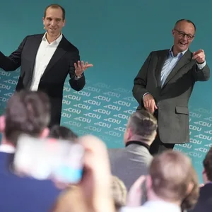 Hamburgs CDU-Chef Dennis Thering (l.)und Friedrich Merz stehen auf der Bühne im Cruise Center Baakenhöft.