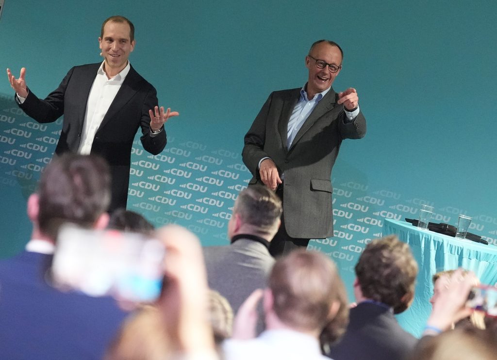 Hamburgs CDU-Spitzenkandidat Dennis Thering (l.)und Friedrich Merz stehen auf der Bühne im Cruise Center Baakenhöft.