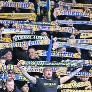 Braunschweig-Fans halten ihre Schals hoch