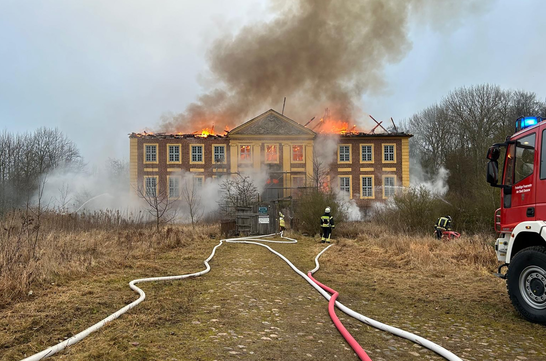 Löscharbeiten vor dem Wasserschloss Johannstorf