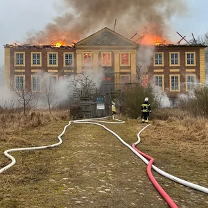 Löscharbeiten vor dem Wasserschloss Johannstorf