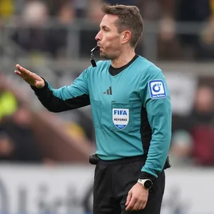 Schiedsrichter Tobias Stieler pfeift