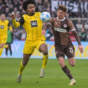 Philipp Treu im Duell mit Karim Adeyemi