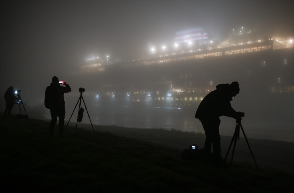 Seit den frühen Morgenstunden wird die „Asuka III“ bei dichten Nebel über die Ems nach Eemshaven in den Niederlanden überführt. Einige Schiffsspotter begleiten den Ozean-Riesen auf seiner ersten Reise.