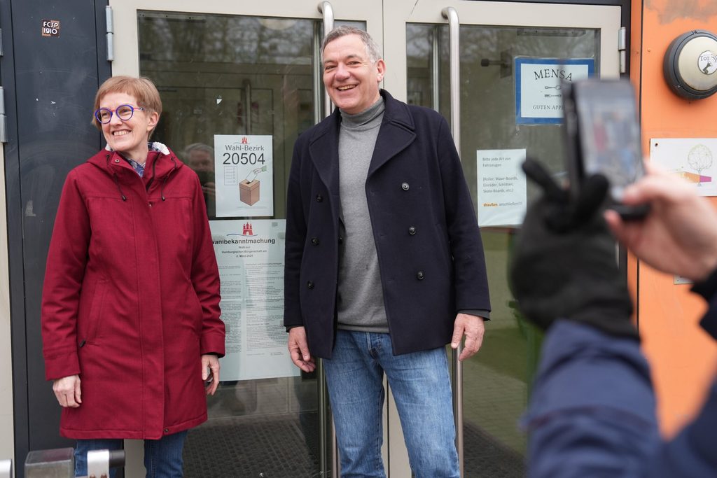 Doppel hält besser: Heide Sudmann und Jan van Aken nach ihrer Stimmenabgabe in der Grundschule Thadenstraße.