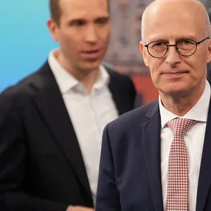 Peter Tschentscher (SPD), Dennis Thering (CDU) und Katharina Fegebank (Bündnis 90/Die Grünen) stehen nach der Wahl zur Hamburger Bürgerschaft im Congress Center Hamburg in einem Fernsehstudio.