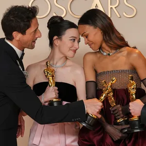 Adrien Brody (v.l.), Mikey Madison, Zoe Saldaña und Kieran Culkin.