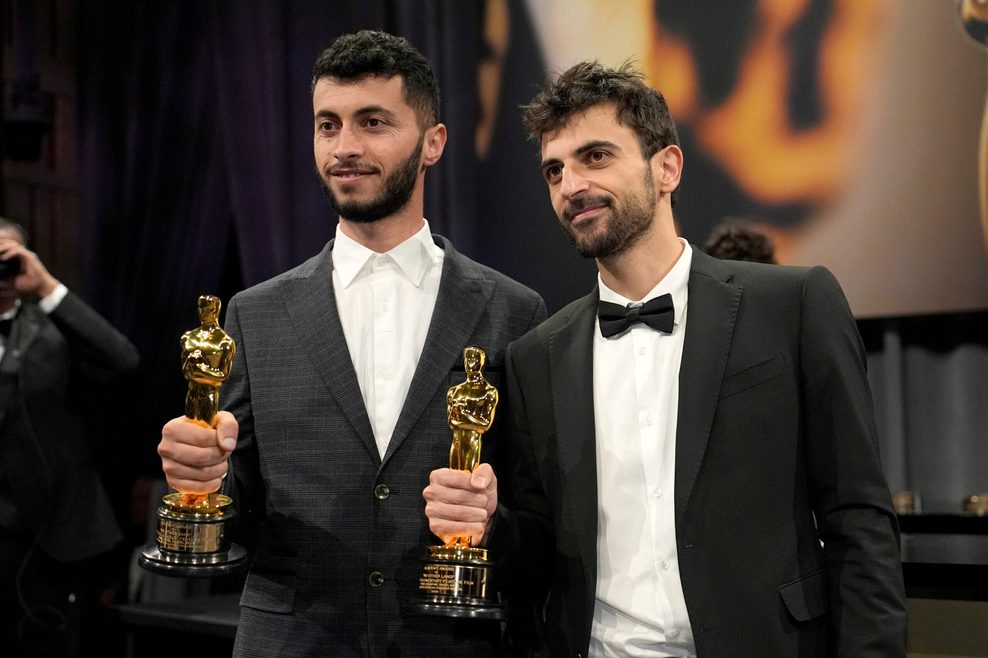 Basel Adra (l.) und Yuval Abraham, Gewinner des Preises für den besten Dokumentarfilm für „No Other Land“.