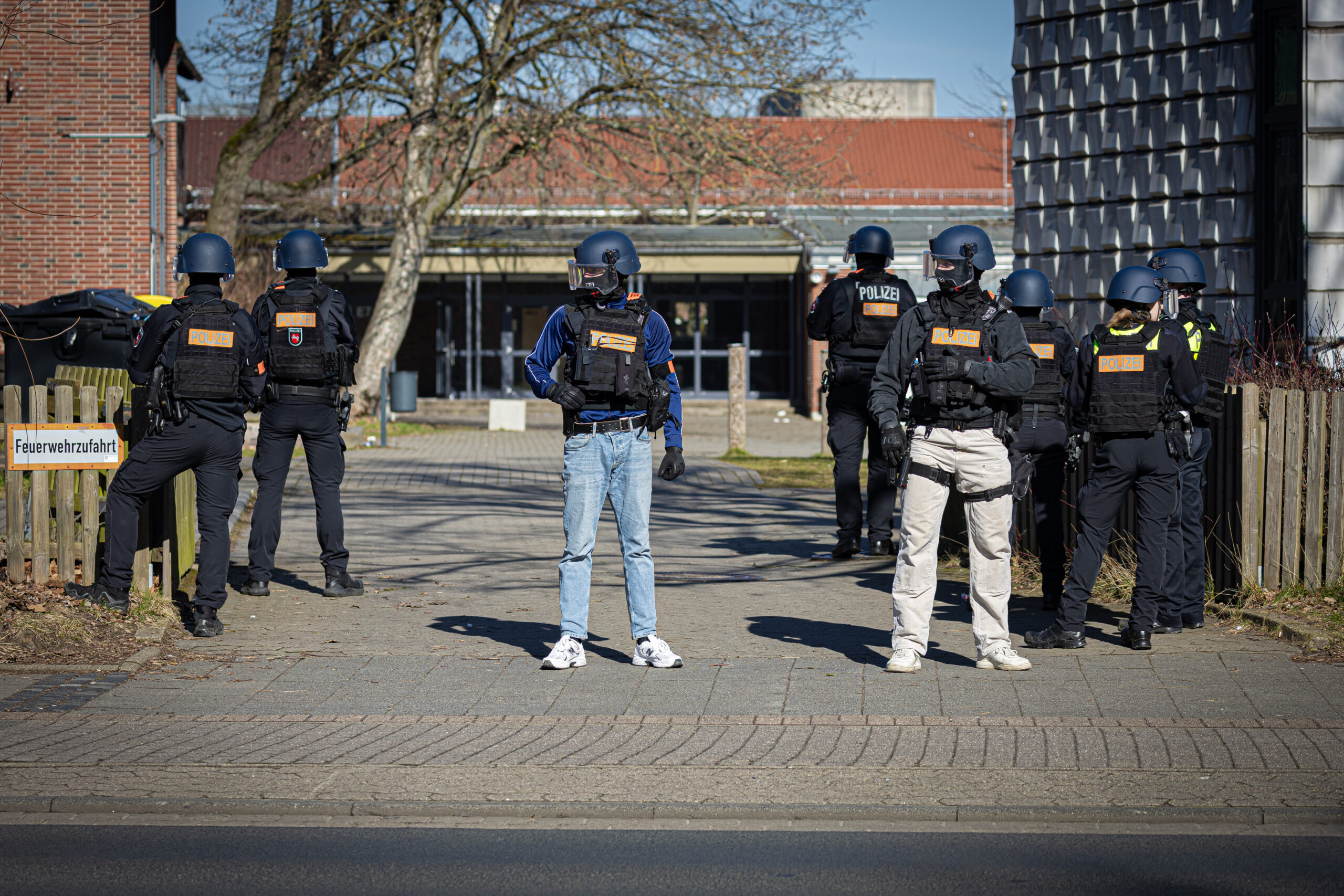 Einsatzkräfte der Polizei stehen vor der Neuen Oberschule. An der Schule wurde Amokalarm ausgelöst.