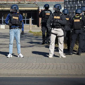 Einsatzkräfte der Polizei stehen vor der Neuen Oberschule. An der Schule wurde Amokalarm ausgelöst.