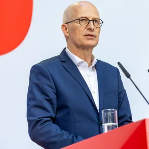 Peter Tschentscher (SPD) bei einer Pressekonferenz.