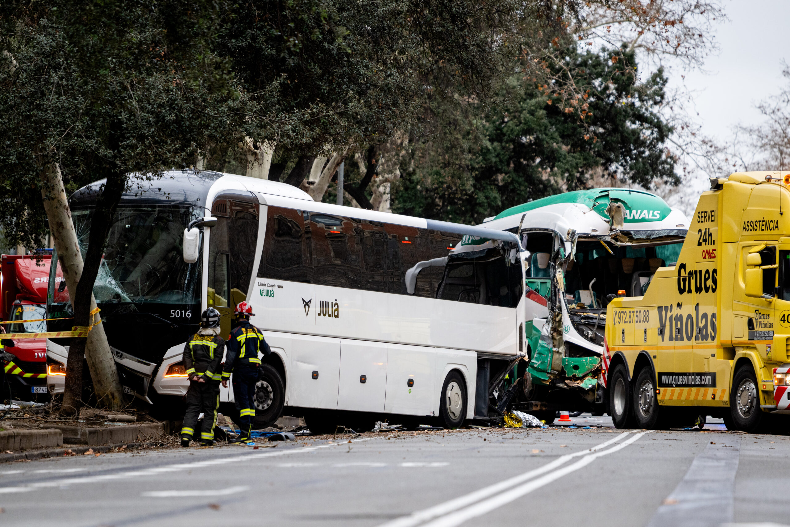 Ein voll besetzter Touristenbus rammte in Barcelona einen weiteren, Dutzende wurden verletzt.