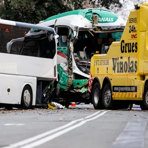 Ein voll besetzter Touristenbus rammte in Barcelona einen weiteren, Dutzende wurden verletzt.