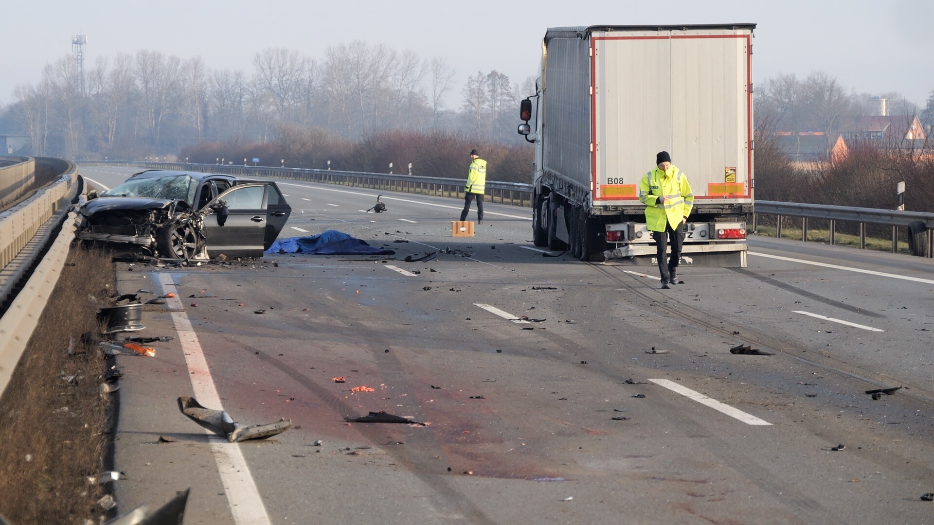 Bei Unfällen auf der A1 nahe Osnabrück sind zwei Menschen gestorben.