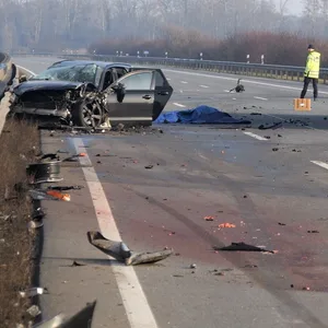 Bei Unfällen auf der A1 nahe Osnabrück sind zwei Menschen gestorben.