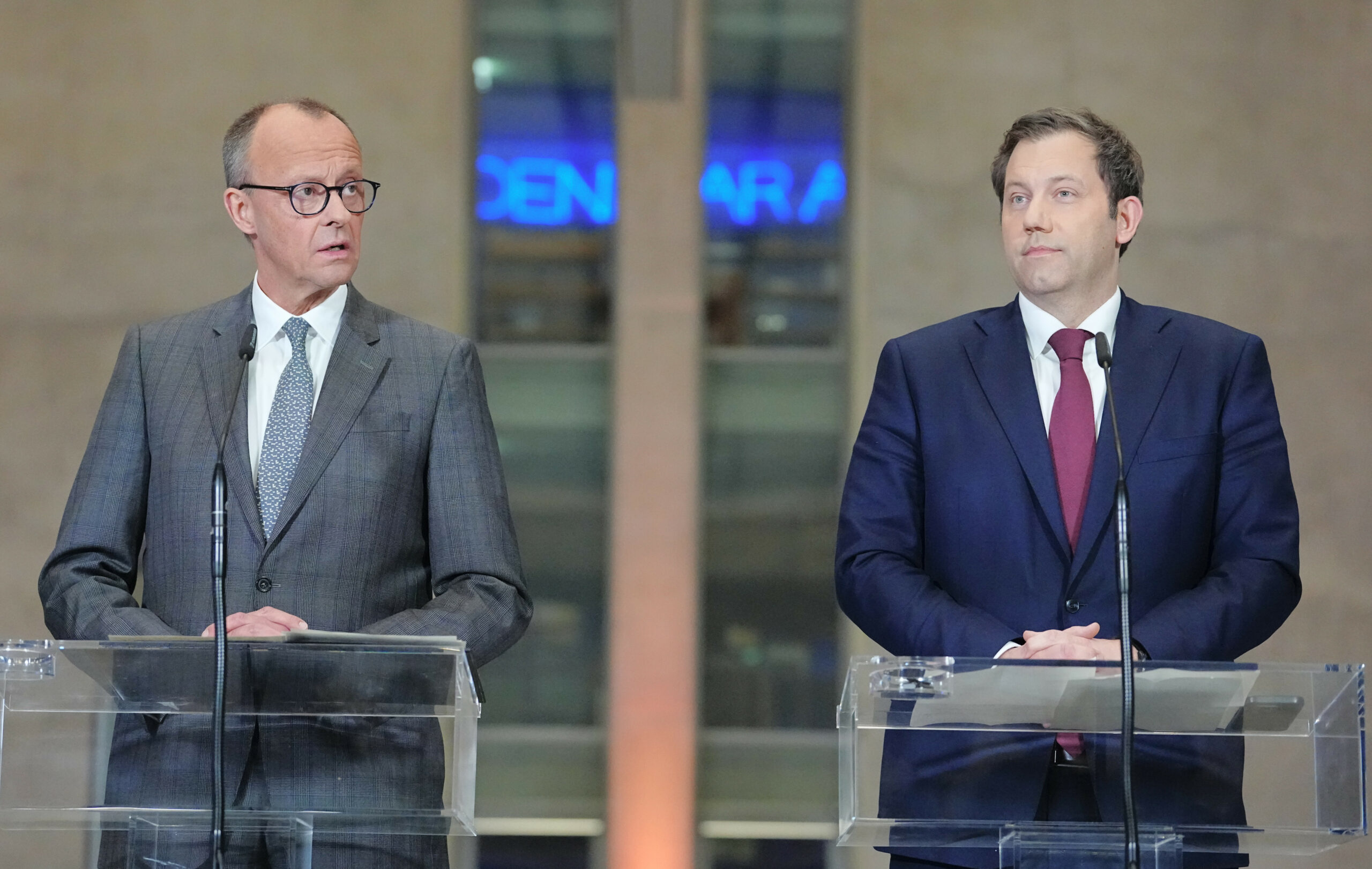 Friedrich Merz (l), Kanzlerkandidat der Union, Fraktionsvorsitzender der Union und Bundesvorsitzender der CDU, und Lars Klingbeil, Fraktionsvorsitzender der SPD und Bundesvorsitzender, und geben eine Pressekonferenz über die Sondierungsgespräche zwischen der Union und der SPD.