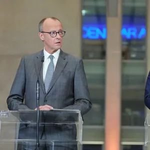 Friedrich Merz (l), Kanzlerkandidat der Union, Fraktionsvorsitzender der Union und Bundesvorsitzender der CDU, und Lars Klingbeil, Fraktionsvorsitzender der SPD und Bundesvorsitzender, und geben eine Pressekonferenz über die Sondierungsgespräche zwischen der Union und der SPD.