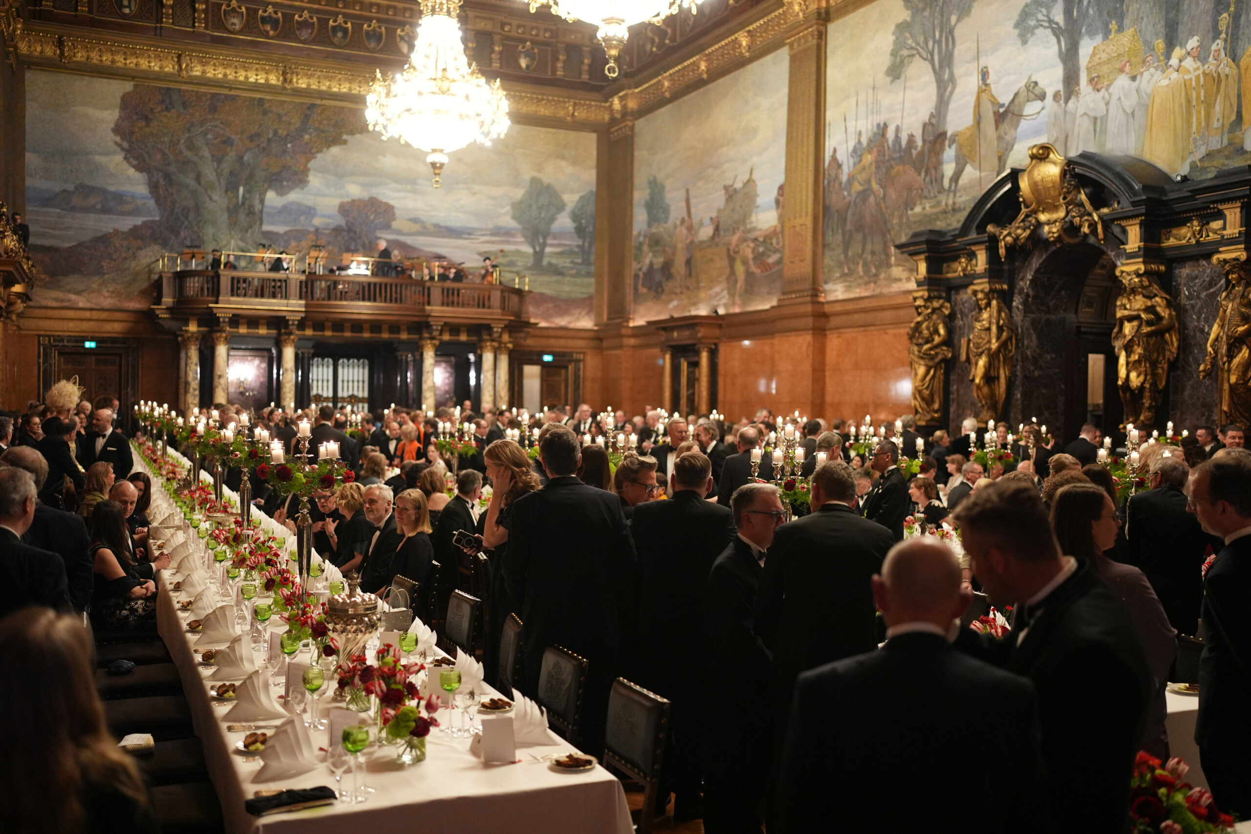 Die Gäste sitzen beim traditionellen Matthiae-Mahl 2025 des Hamburger Senats im Großen Festsaal im Rathaus.