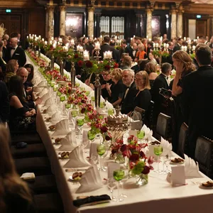 Die Gäste sitzen beim traditionellen Matthiae-Mahl 2025 des Hamburger Senats im Großen Festsaal im Rathaus.
