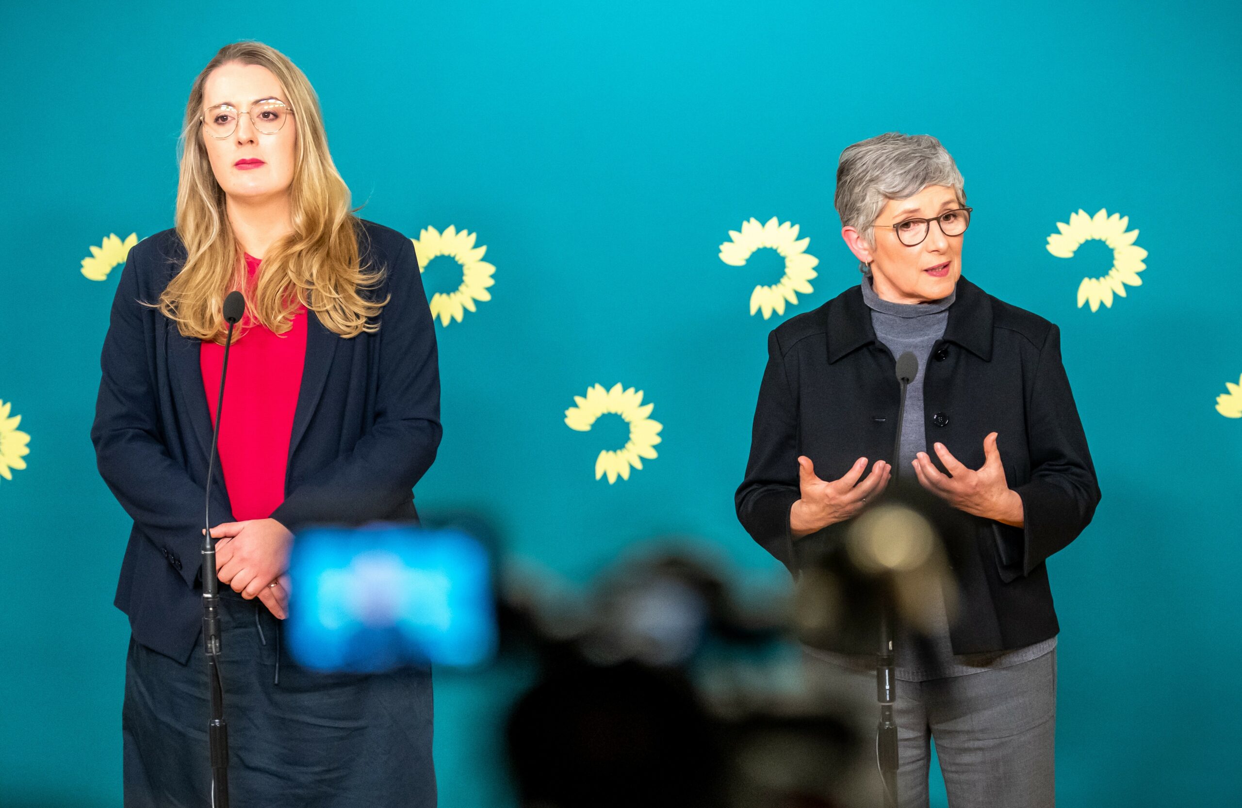 Britta Haßelmann, Bundestags Fraktionsvorsitzende von Bündnis 90/Die Grünen, neben Katharina Dröge (l), Bundestags Fraktionsvorsitzende von Bündnis 90/Die Grünen, bei einem Statement nach dem Treffen mit dem Unions Kanzlerkandidaten und CDU Bundesvorsitzenderen Merz im Bundestag.
