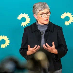 Britta Haßelmann, Bundestags Fraktionsvorsitzende von Bündnis 90/Die Grünen, neben Katharina Dröge (l), Bundestags Fraktionsvorsitzende von Bündnis 90/Die Grünen, bei einem Statement nach dem Treffen mit dem Unions Kanzlerkandidaten und CDU Bundesvorsitzenderen Merz im Bundestag.