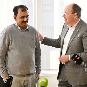 Taxifahrer A. Muhammad (l) im Gespräch mit Mannheimer Oberbürgermeister Christian Specht (CDU): Dieser bedankt sich bei Muhammad für sein Handeln.