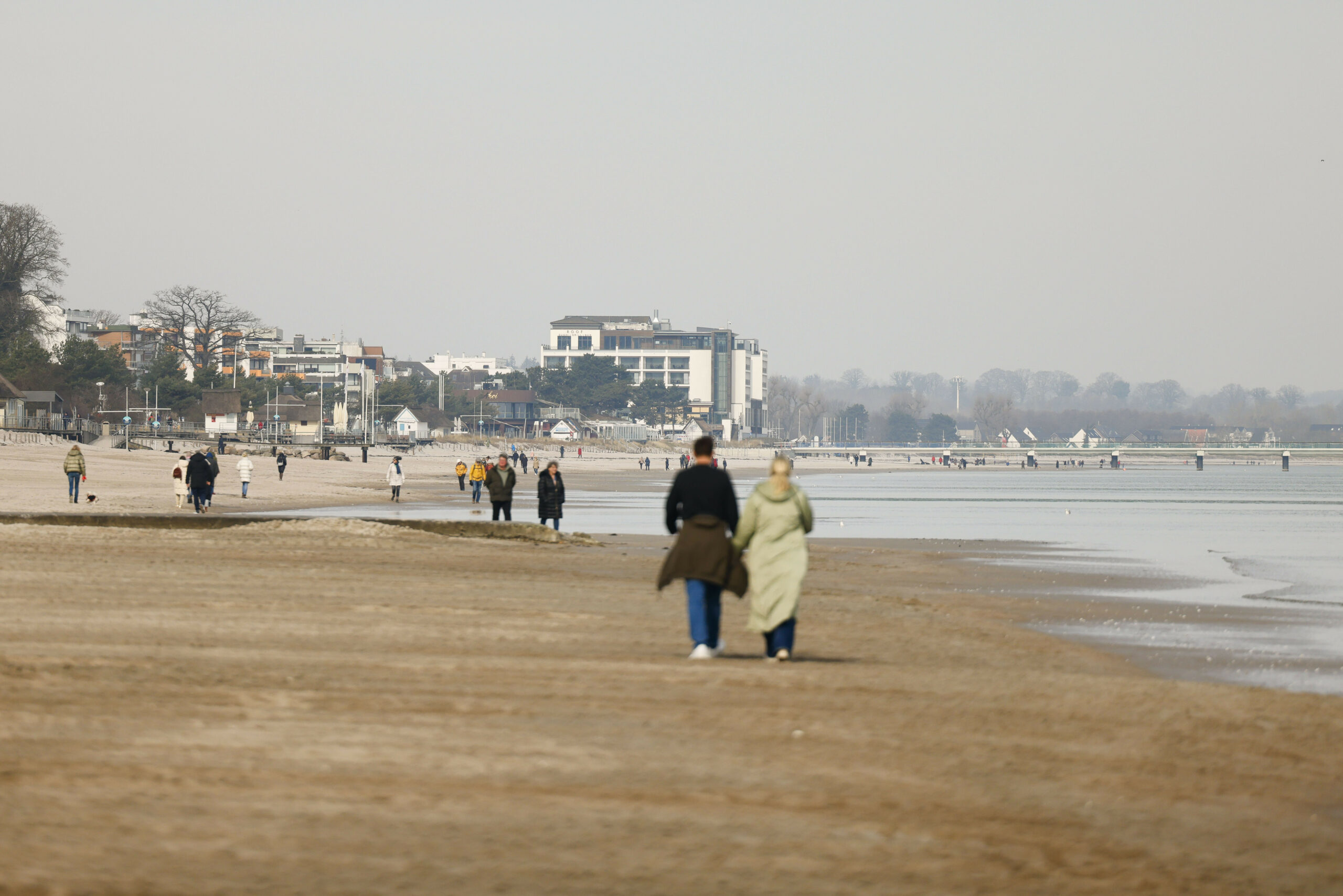 Nie zuvor zog es so viele Urlauber an Ost- und Nordsee wie 2024 – die weiten Strände laden zum Spazieren ein.