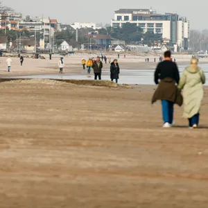 Nie zuvor zog es so viele Urlauber an Ost- und Nordsee wie 2024 – die weiten Strände laden zum Spazieren ein.