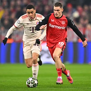 Florian Wirtz dribbelt vor Jamal Musiala