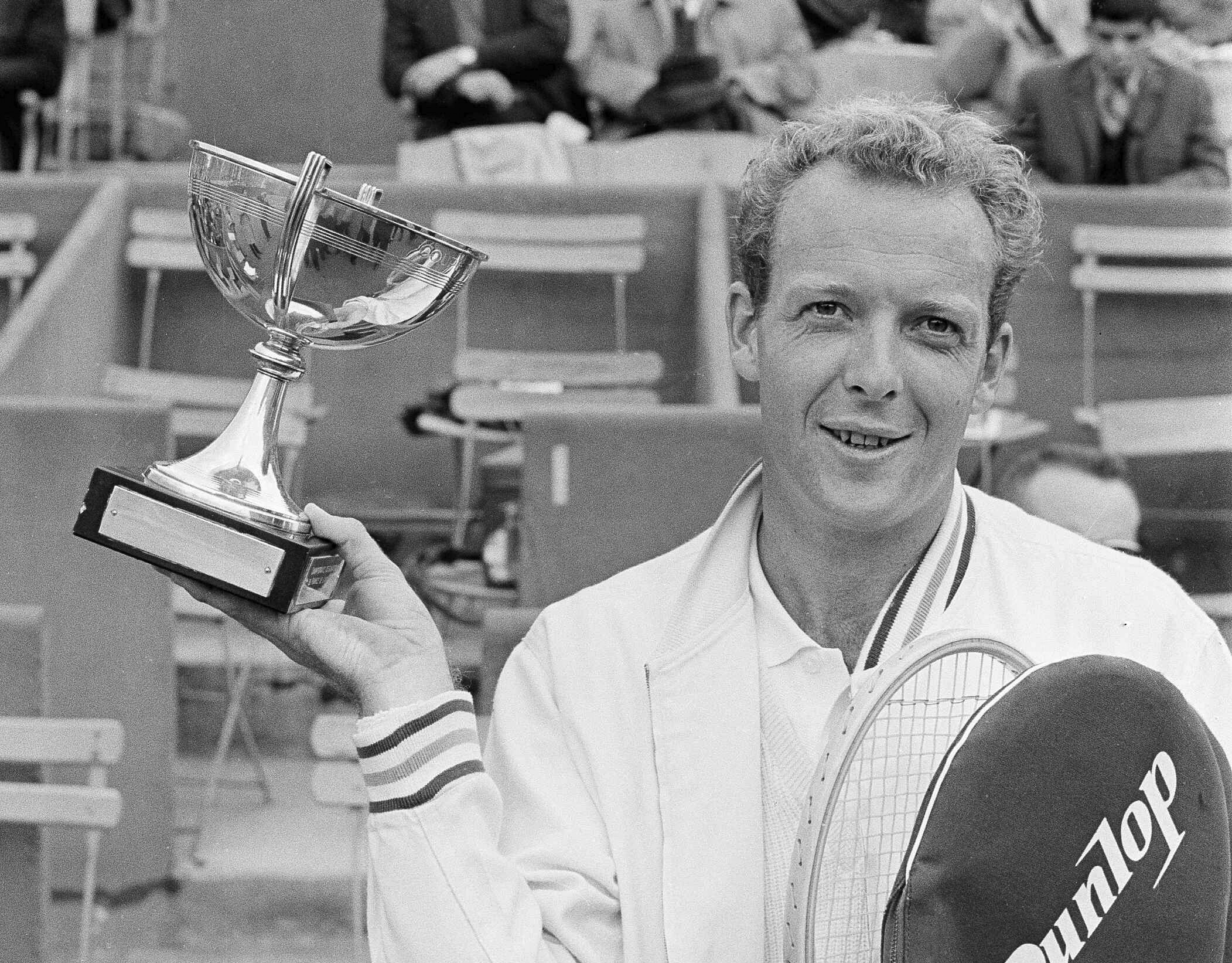 Fred Stolle hält seine gewonnene Trophäe im Roland-Garros-Stadion