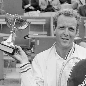 Fred Stolle hält seine gewonnene Trophäe im Roland-Garros-Stadion