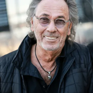 Hugo Egon Balder, Fernsehmoderator, bei einem Fototermin in seiner Rockkneipe Zwick an der Reeperbahn auf St. Pauli.