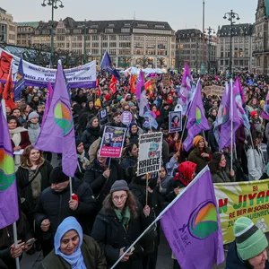 Unter dem Motto „Feministischer Kampftag“ demonstrierten am internationalen Frauentag 2024 hunderte Teilnehmer auf dem Rathausmarkt in Hamburg für für die Rechte von Frauen.