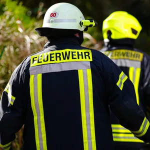 Schriftzug „Feuerwehr“ auf Uniform von Feuerwehrmann