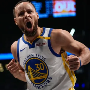 Stephen Curry feiert seinen Dreier im Trikot der Golden State Warriors