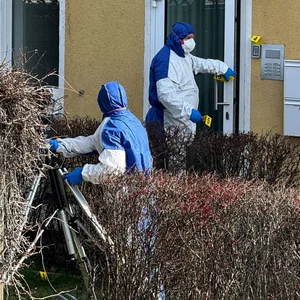 Kriminaltechniker sichern an dem Tatort Spuren.