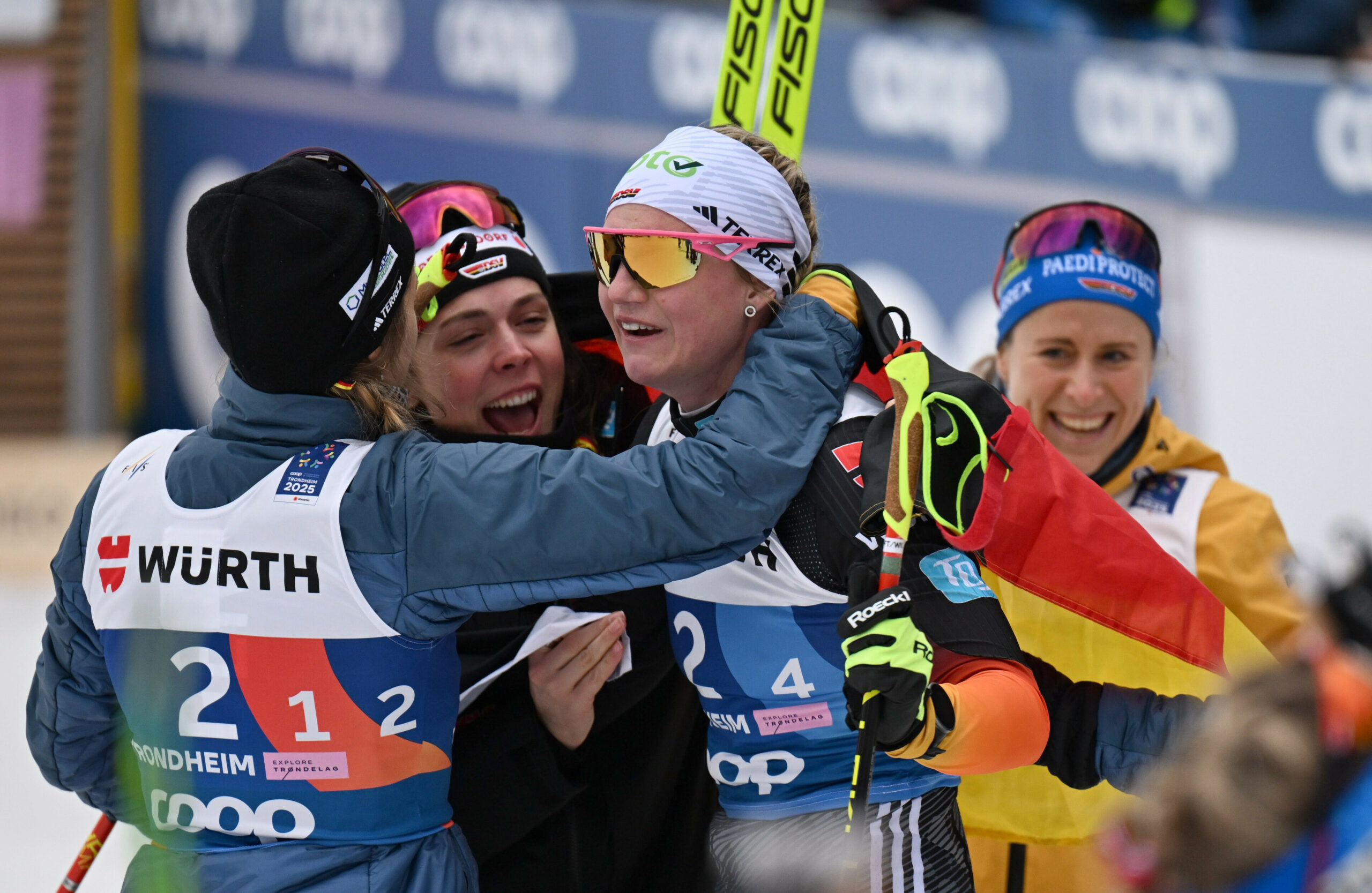 Schlussläuferin Victoria Carl (2vr) jubelt mit ihrer Staffel nach Bronze-Sieg