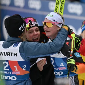 Schlussläuferin Victoria Carl (2vr) jubelt mit ihrer Staffel nach Bronze-Sieg