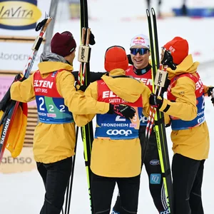 Vinzenz Geiger aus Deutschland kommt als Sieger ins Ziel und wird von den Teamgefährten umjubelt.