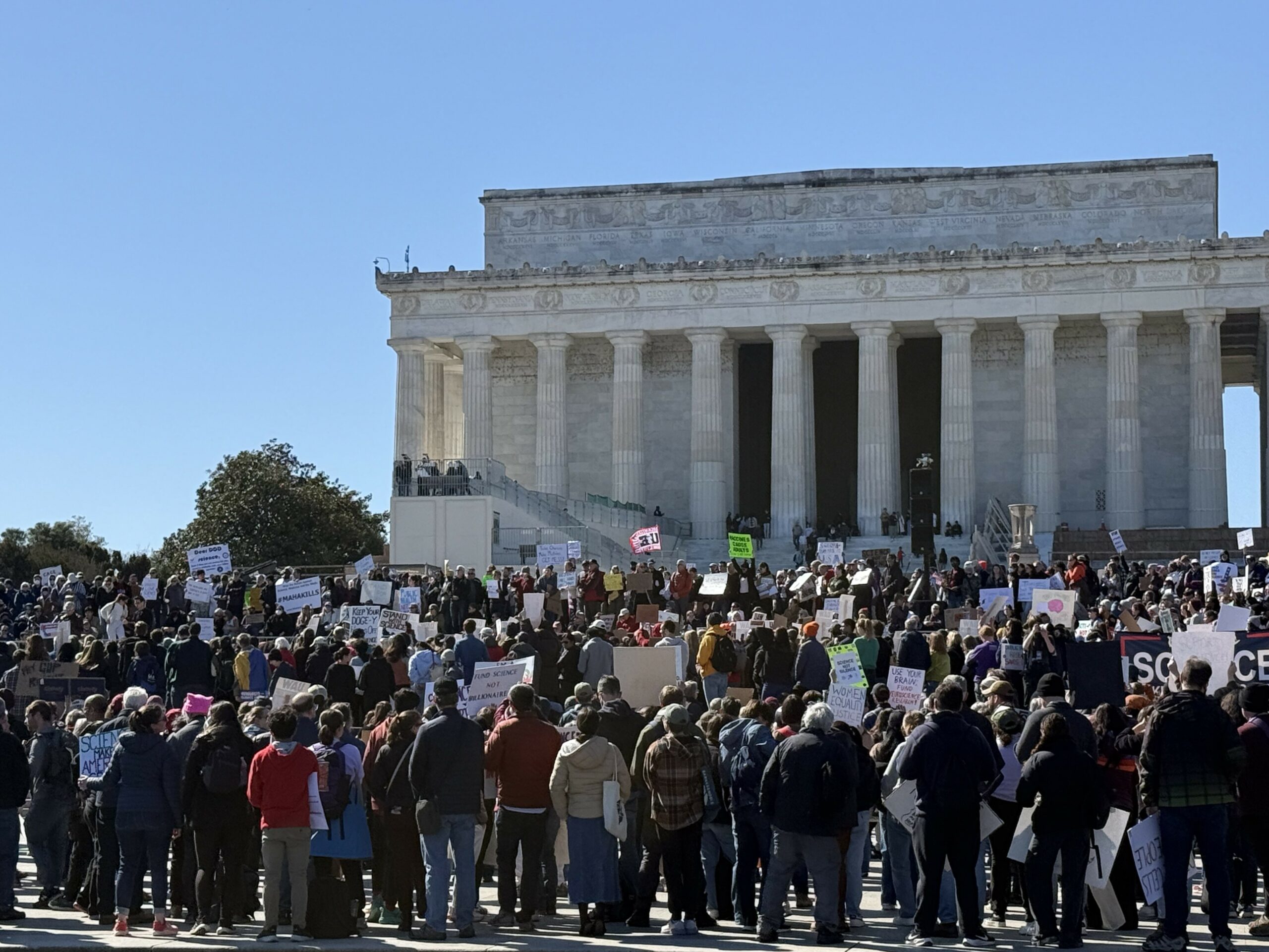 Teilnehmer einer Kundgebung von Wissenschaftlern und Forschern protestieren am Lincoln Memorial unter anderem gegen Kürzungen bei den Etats und Stellenstreichungen.