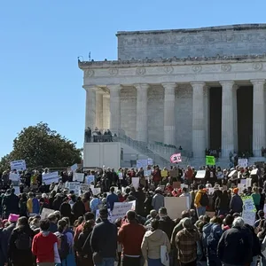 Teilnehmer einer Kundgebung von Wissenschaftlern und Forschern protestieren am Lincoln Memorial unter anderem gegen Kürzungen bei den Etats und Stellenstreichungen.