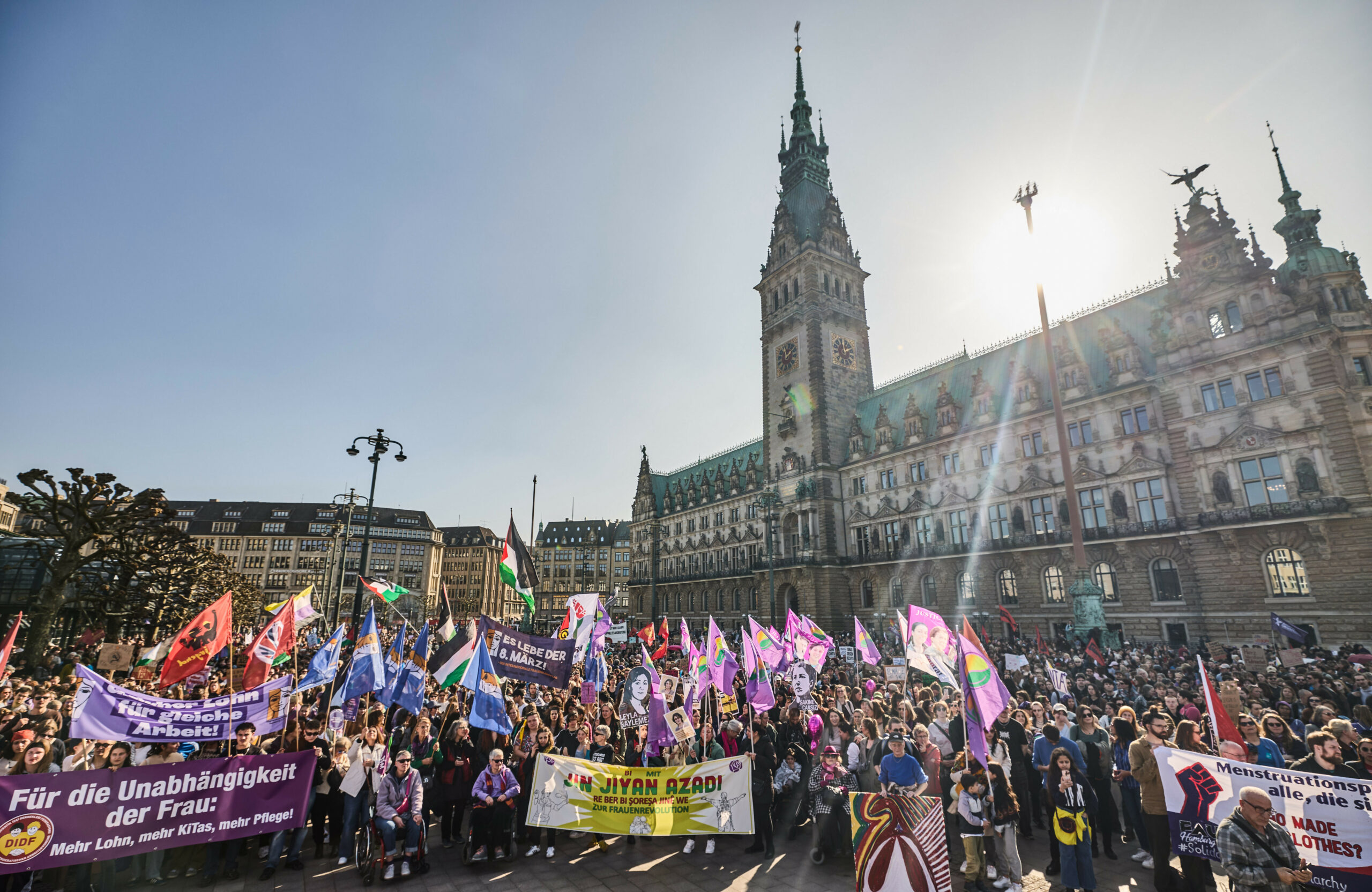 Zahlreiche Teilnehmerinnen und Teilnehmer haben sich zu einer Demonstration zum Frauentag auf dem Rathausmarkt versammelt.