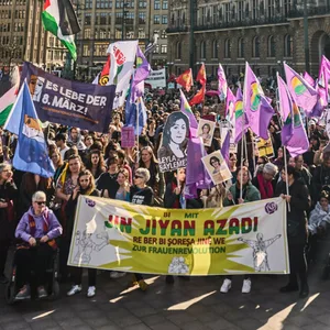Zahlreiche Teilnehmerinnen und Teilnehmer haben sich zu einer Demonstration zum Frauentag auf dem Rathausmarkt versammelt.