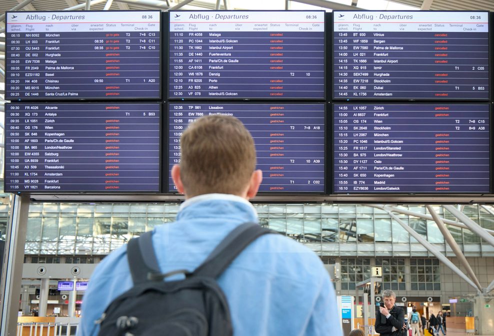 Flugausfälle sind auf Anzeigetafeln im Flughafen Hamburg angeschlagen.