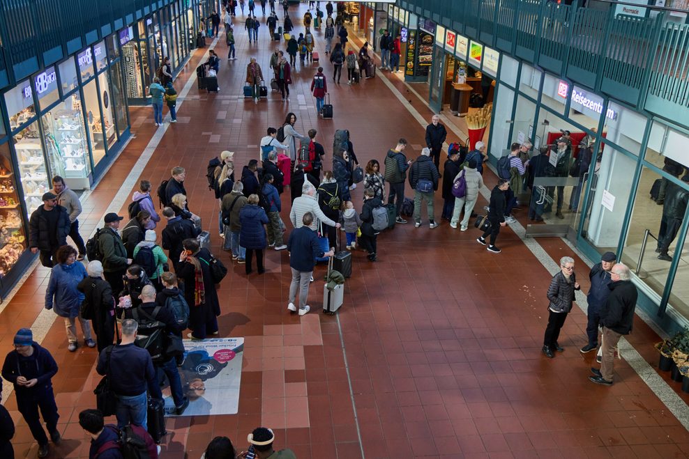 Eine Menschenschlange bildet sich vor dem Reisezentrum auf dem Hauptbahnhof.