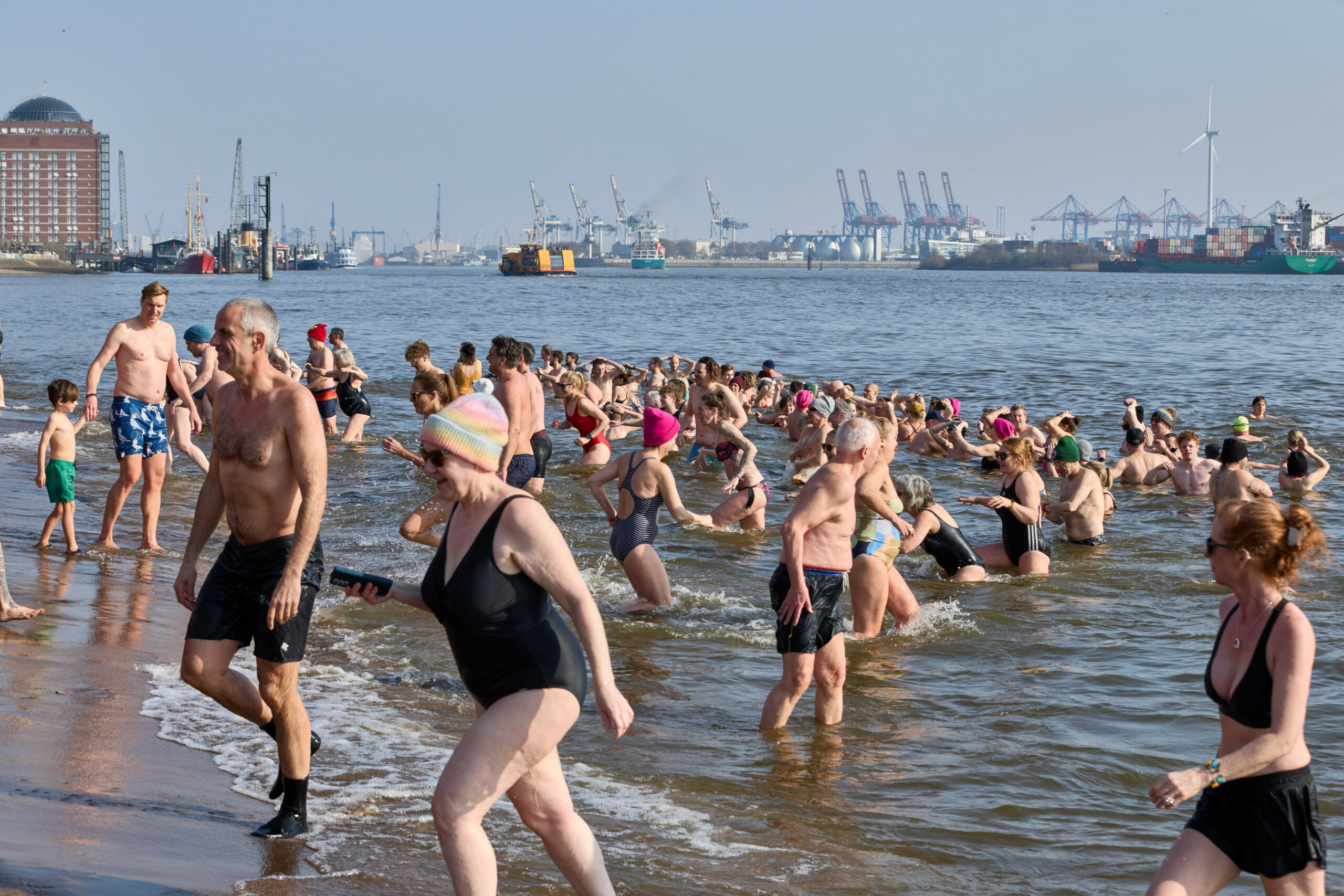 Zahlreiche Menschen nahmen am Eisbaden in der Elbe in Övelgönne teil.